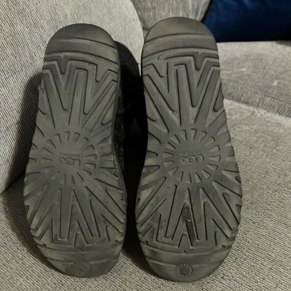 UGG CLASSIC SHORT ANTOINETTE BLACK
BOOTS Size 8 - Picture 7 of 7